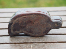 Carica l&#39;immagine nel visualizzatore di Gallery, Scatola proveniente dall&#39;India realizzata in legno di teak, databile prima metà 900. Il pezzo è dotato di un piano girevole che si apre rivelando ulteriore spazio di archiviazione e scomparti. Le scatole di tikka con coperchio contenevano originariamente vari pigmenti colorati, principalmente per applicare il marchio indù Bindi sulla fronte in base all&#39;età e all&#39;utilizzo. Pezzo unico, perfettamente conservato, patina originale.  dimensioni 16x8 h3cm 