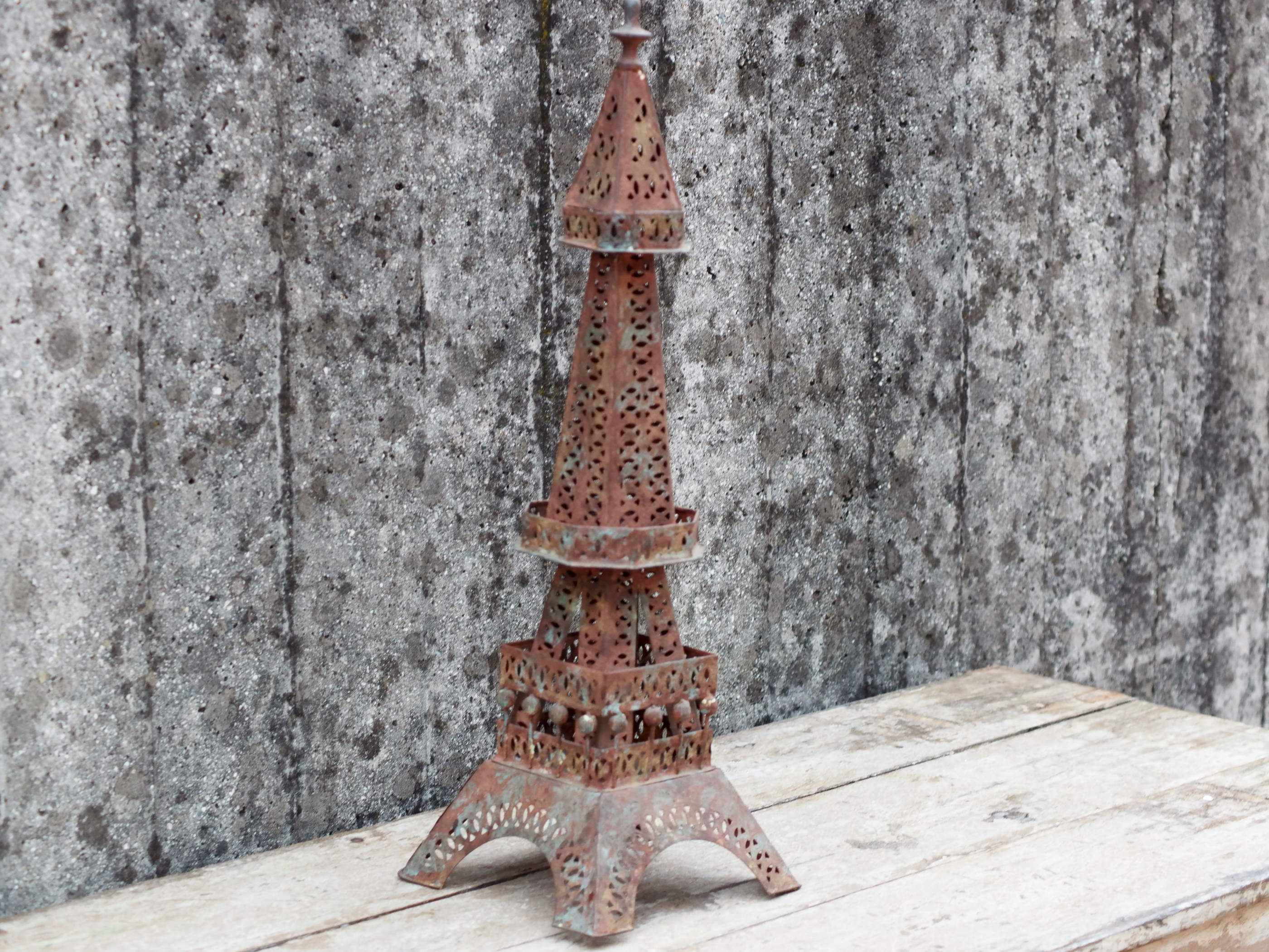 tour eiffel in metallo provenienza india, lavorato artigianalmente. dimensioni 20x20 h60cm   per ulteriori info... contattare via mail  mail info@etniko.it whatsapp 0039 3338778241  instagram , facebook, etsy : etnikobycrosato https://www.etsy.com/it/shop/etnikobycrosato https://www.etsy.com/it/shop/etnikobycrosato?section_id=29776753