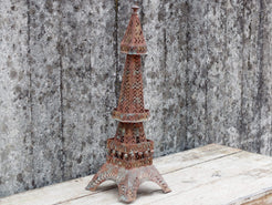 tour eiffel in metallo provenienza india, lavorato artigianalmente. dimensioni 20x20 h60cm   per ulteriori info... contattare via mail  mail info@etniko.it whatsapp 0039 3338778241  instagram , facebook, etsy : etnikobycrosato https://www.etsy.com/it/shop/etnikobycrosato https://www.etsy.com/it/shop/etnikobycrosato?section_id=29776753