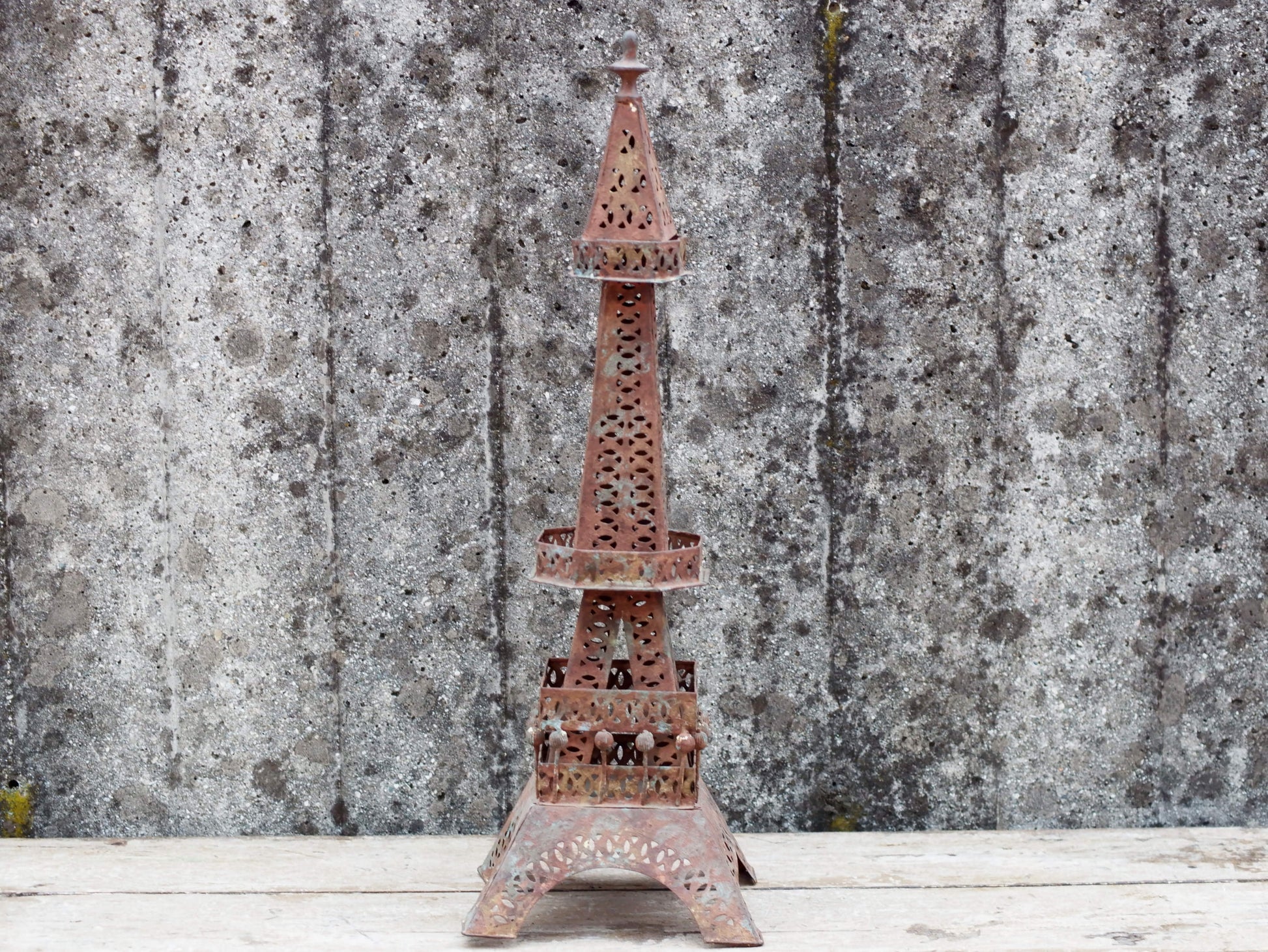 tour eiffel in metallo provenienza india, lavorato artigianalmente. dimensioni 20x20 h60cm   per ulteriori info... contattare via mail  mail info@etniko.it whatsapp 0039 3338778241  instagram , facebook, etsy : etnikobycrosato https://www.etsy.com/it/shop/etnikobycrosato https://www.etsy.com/it/shop/etnikobycrosato?section_id=29776753