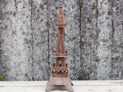 tour eiffel in metallo provenienza india, lavorato artigianalmente. dimensioni 20x20 h60cm   per ulteriori info... contattare via mail  mail info@etniko.it whatsapp 0039 3338778241  instagram , facebook, etsy : etnikobycrosato https://www.etsy.com/it/shop/etnikobycrosato https://www.etsy.com/it/shop/etnikobycrosato?section_id=29776753