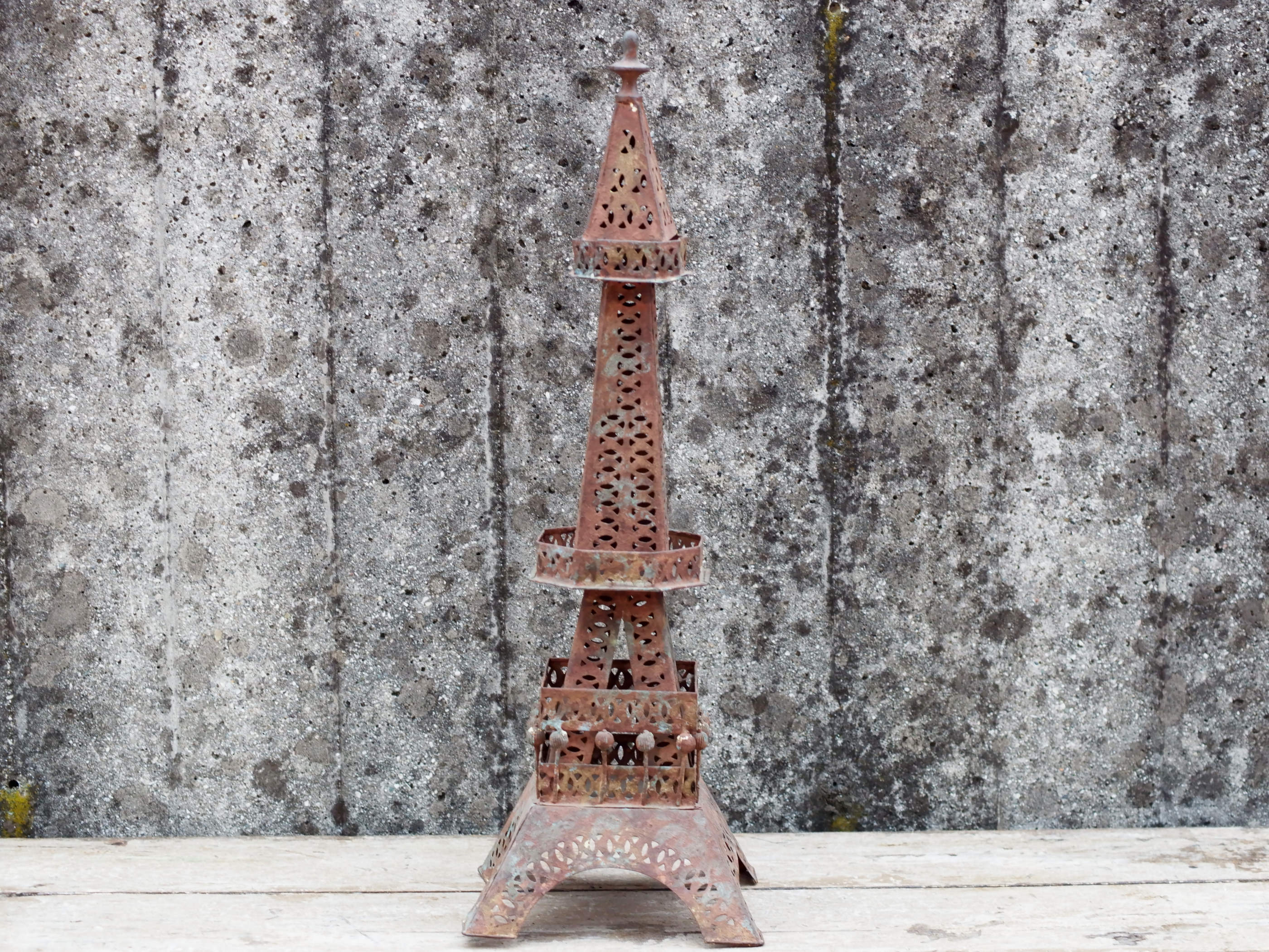 tour eiffel in metallo provenienza india, lavorato artigianalmente. dimensioni 20x20 h60cm   per ulteriori info... contattare via mail  mail info@etniko.it whatsapp 0039 3338778241  instagram , facebook, etsy : etnikobycrosato https://www.etsy.com/it/shop/etnikobycrosato https://www.etsy.com/it/shop/etnikobycrosato?section_id=29776753