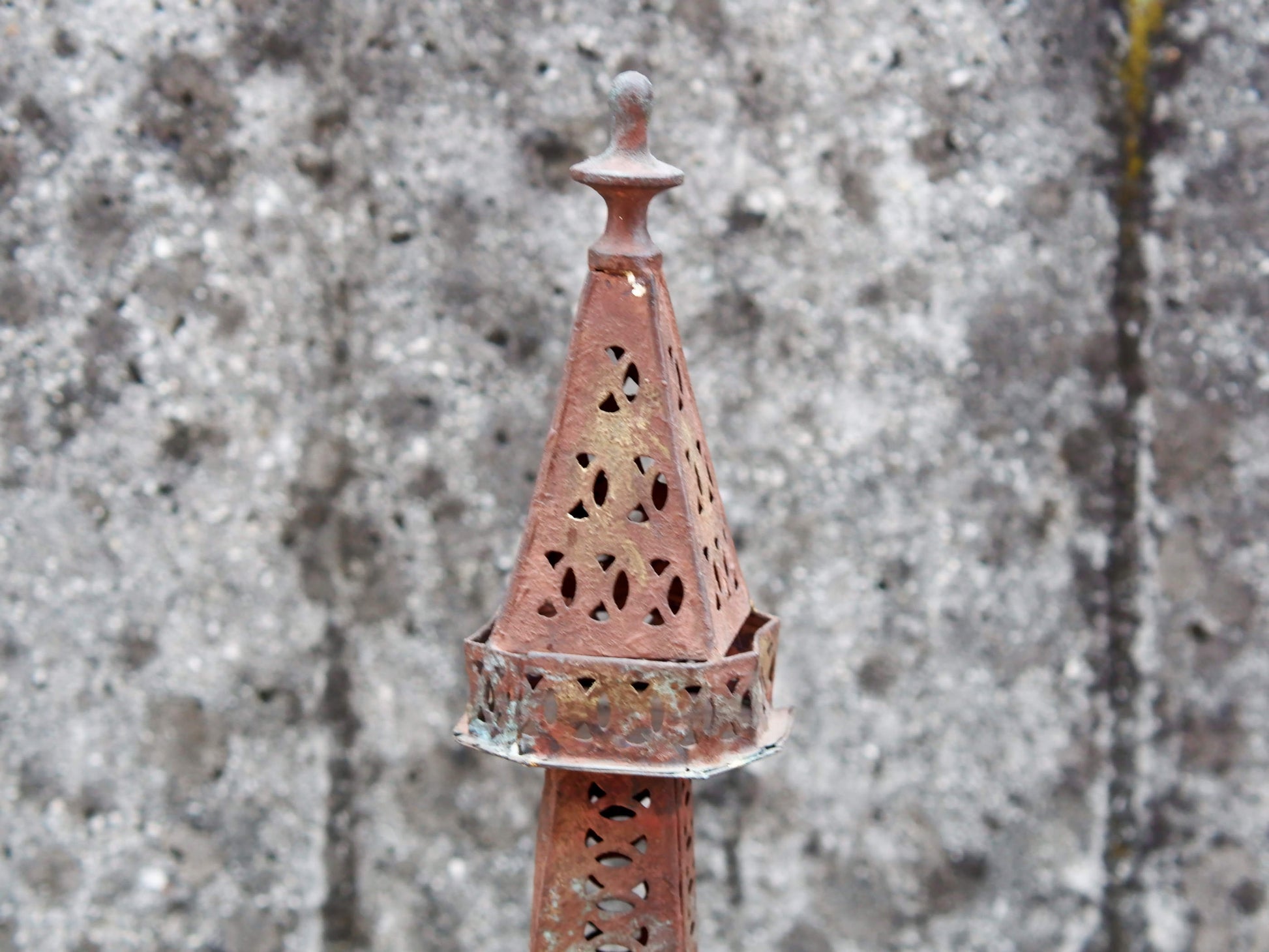 tour eiffel in metallo provenienza india, lavorato artigianalmente. dimensioni 20x20 h60cm   per ulteriori info... contattare via mail  mail info@etniko.it whatsapp 0039 3338778241  instagram , facebook, etsy : etnikobycrosato https://www.etsy.com/it/shop/etnikobycrosato https://www.etsy.com/it/shop/etnikobycrosato?section_id=29776753