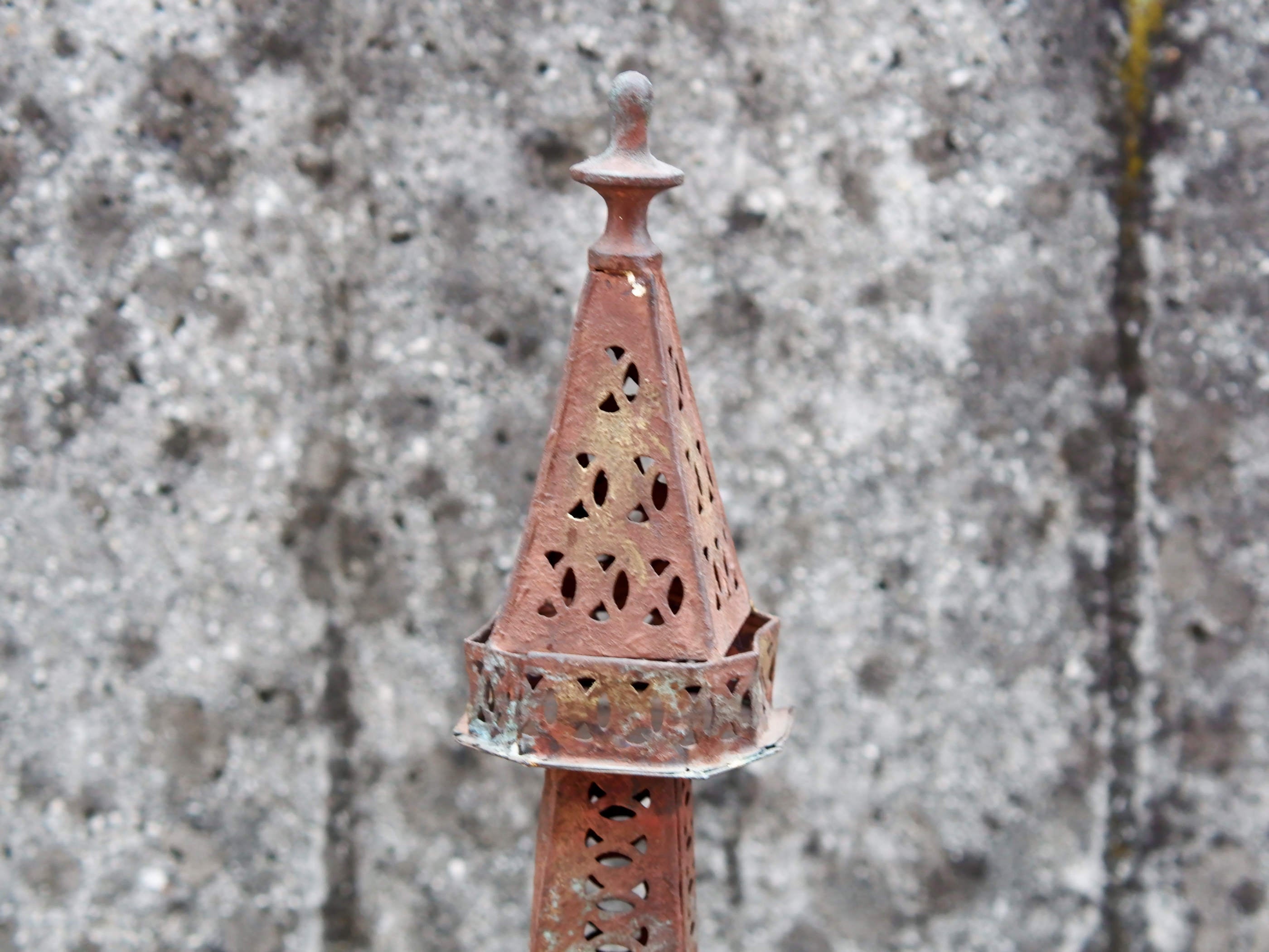tour eiffel in metallo provenienza india, lavorato artigianalmente. dimensioni 20x20 h60cm   per ulteriori info... contattare via mail  mail info@etniko.it whatsapp 0039 3338778241  instagram , facebook, etsy : etnikobycrosato https://www.etsy.com/it/shop/etnikobycrosato https://www.etsy.com/it/shop/etnikobycrosato?section_id=29776753