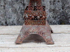 tour eiffel in metallo provenienza india, lavorato artigianalmente. dimensioni 20x20 h60cm   per ulteriori info... contattare via mail  mail info@etniko.it whatsapp 0039 3338778241  instagram , facebook, etsy : etnikobycrosato https://www.etsy.com/it/shop/etnikobycrosato https://www.etsy.com/it/shop/etnikobycrosato?section_id=29776753