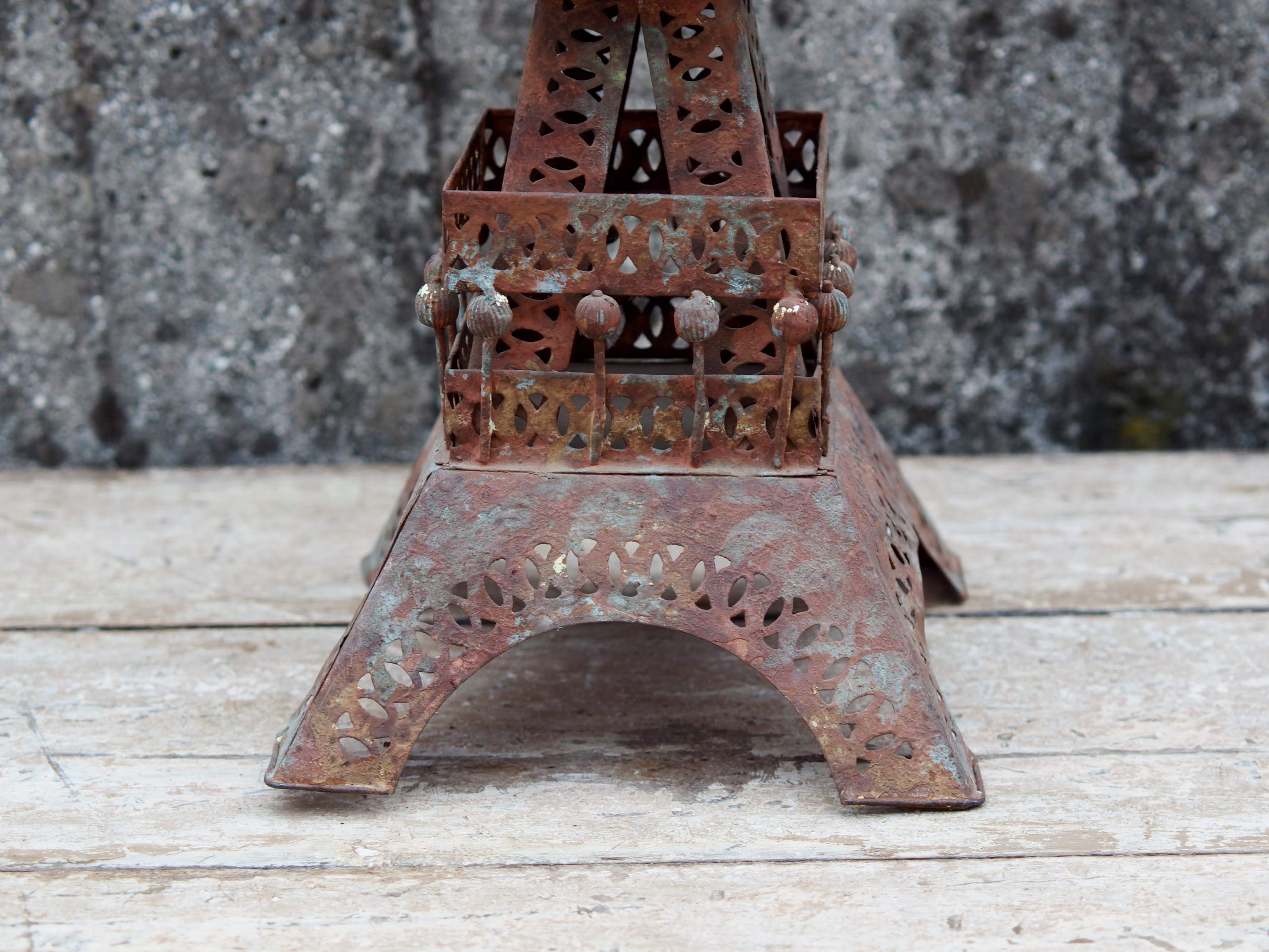 tour eiffel in metallo provenienza india, lavorato artigianalmente. dimensioni 20x20 h60cm   per ulteriori info... contattare via mail  mail info@etniko.it whatsapp 0039 3338778241  instagram , facebook, etsy : etnikobycrosato https://www.etsy.com/it/shop/etnikobycrosato https://www.etsy.com/it/shop/etnikobycrosato?section_id=29776753