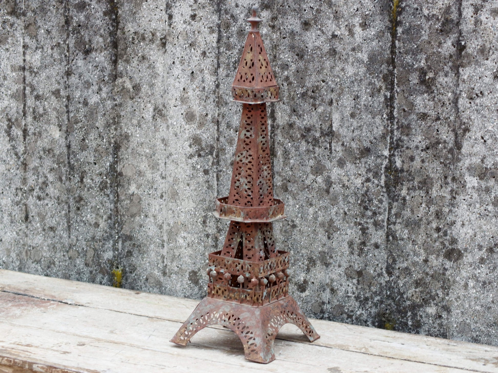 tour eiffel in metallo provenienza india, lavorato artigianalmente. dimensioni 20x20 h60cm   per ulteriori info... contattare via mail  mail info@etniko.it whatsapp 0039 3338778241  instagram , facebook, etsy : etnikobycrosato https://www.etsy.com/it/shop/etnikobycrosato https://www.etsy.com/it/shop/etnikobycrosato?section_id=29776753