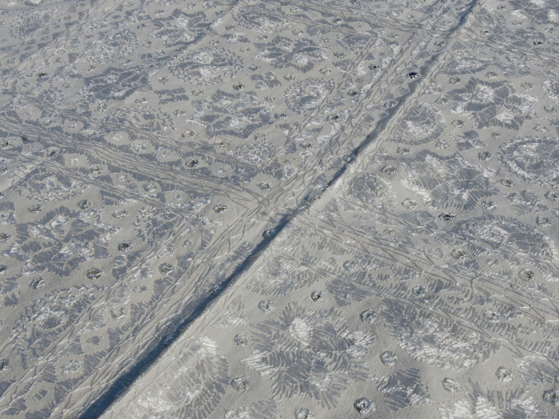 Dettaglio ravvicinato dei ricami artigianali e dei piccoli specchietti applicati sul tessuto.