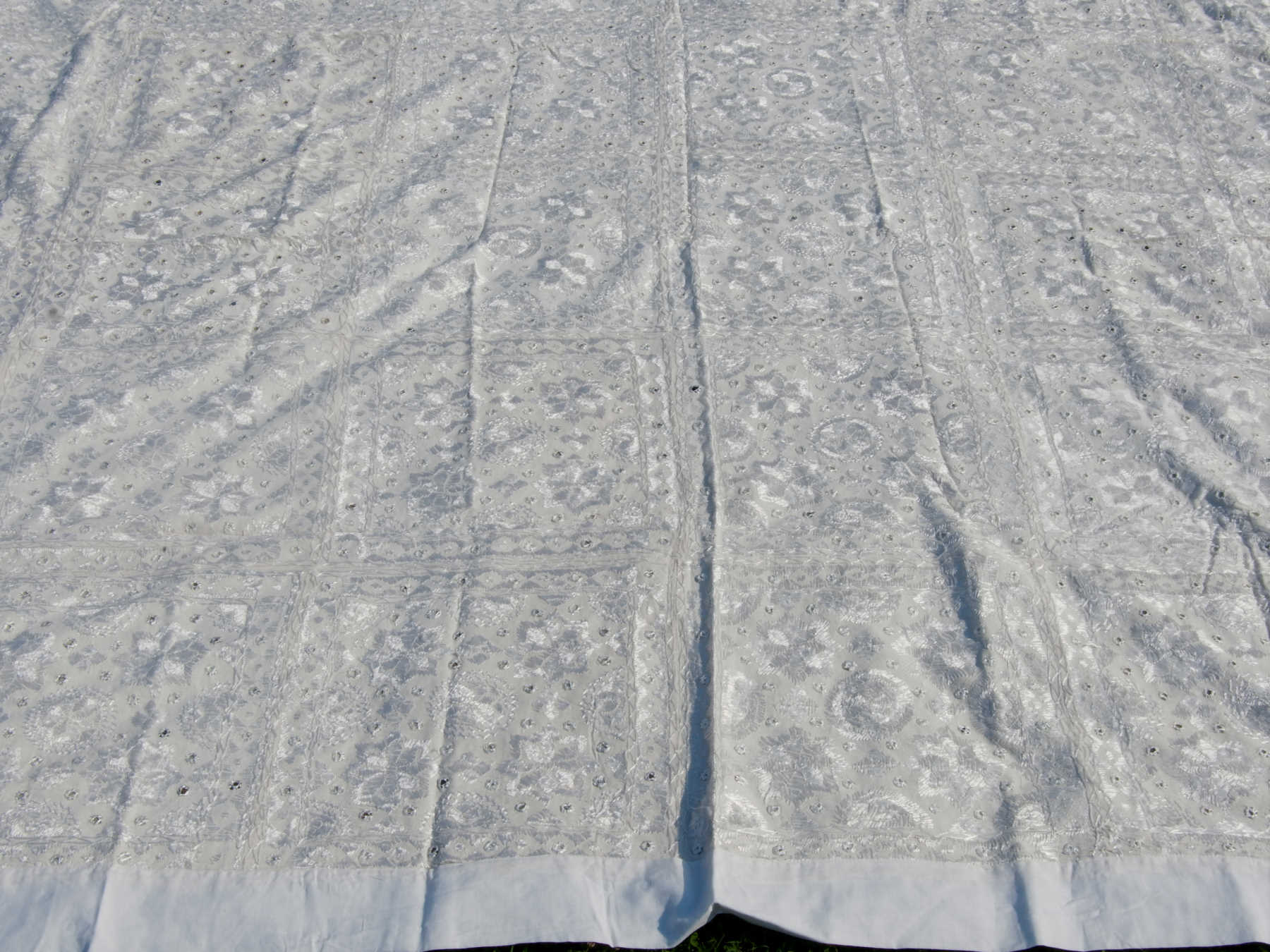 Vista del telo disteso per apprezzare le dimensioni generose di 200x230 cm.