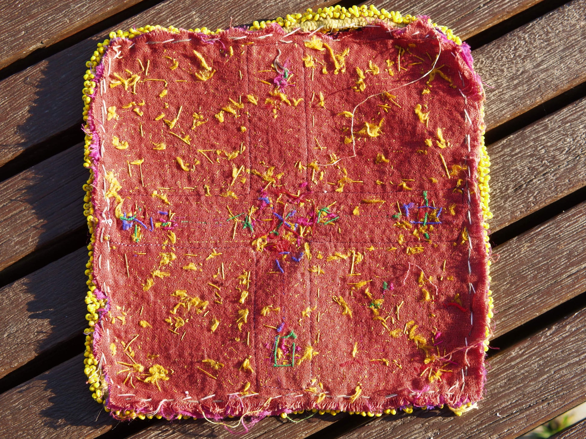 vecchio tessuto indiano ricamato, pezzo unico lavorato a mano in ogni parte con filo cotone, filo argento e perline . tipico del gujarat, usato come decoro ed addobbo. Può essere impiegato anche come toppa..  dimensioni 19x19 spessore parte in perline 1cm peso 49 gr   disponibili vari colori e dimensioni contattare per info 0039 3338778241 info@etniko.it fb/ig "etniko by crosato"