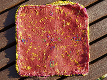 Carica l&#39;immagine nel visualizzatore di Gallery, vecchio tessuto indiano ricamato, pezzo unico lavorato a mano in ogni parte con filo cotone, filo argento e perline . tipico del gujarat, usato come decoro ed addobbo. Può essere impiegato anche come toppa..  dimensioni 19x19 spessore parte in perline 1cm peso 49 gr   disponibili vari colori e dimensioni contattare per info 0039 3338778241 info@etniko.it fb/ig &quot;etniko by crosato&quot;
