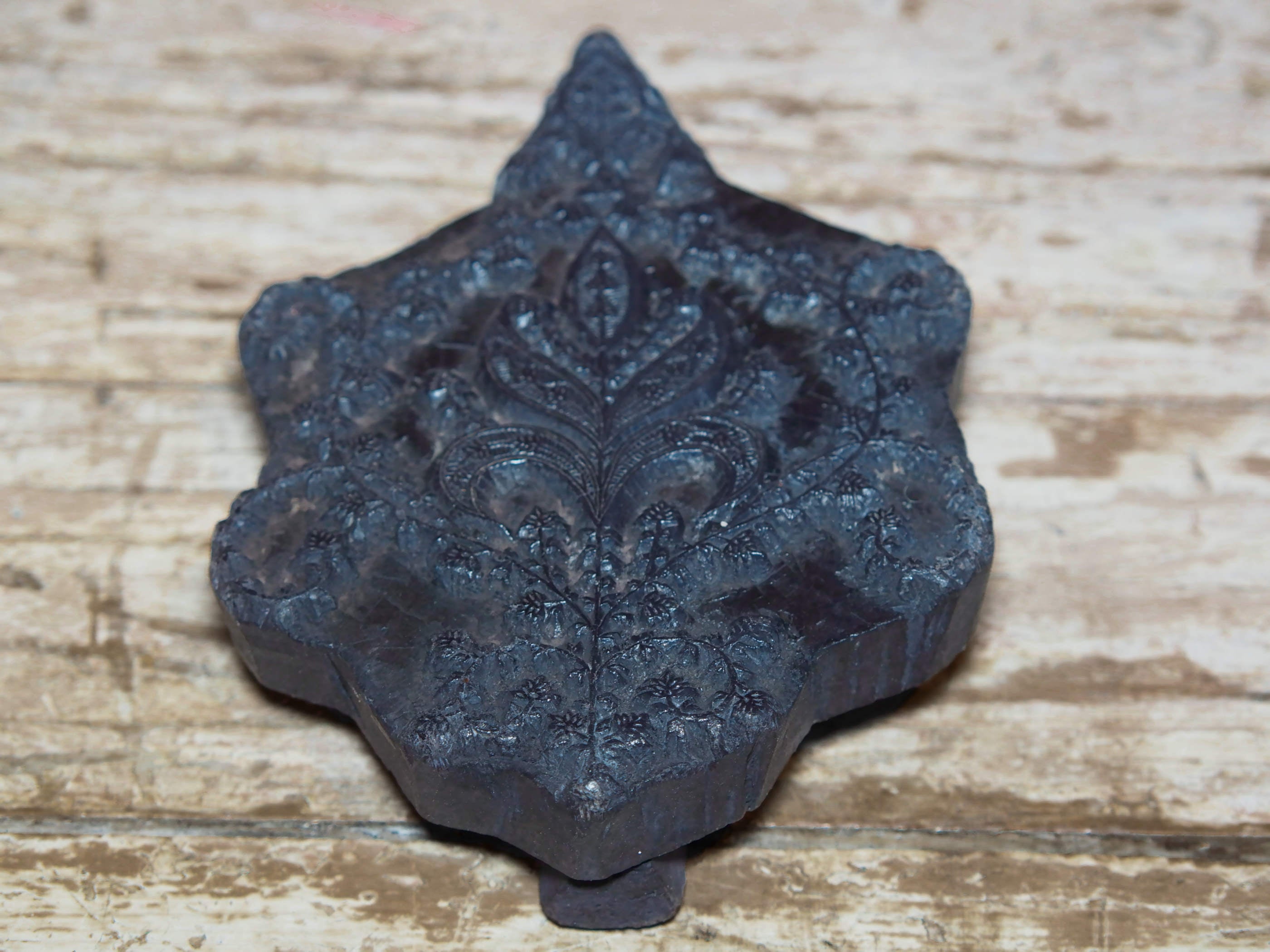 vecchio timbro artigianale in legno per tessuti usato in India per la tradizionale lavorazione print block. ricavato da un unico pezzo di legno intagliato. dimensioni 15x23 h5cm