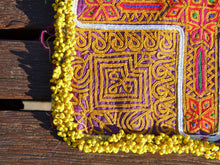 Carica l&#39;immagine nel visualizzatore di Gallery, vecchio tessuto indiano ricamato, pezzo unico lavorato a mano in ogni parte con filo cotone, filo argento e perline . tipico del gujarat, usato come decoro ed addobbo. Può essere impiegato anche come toppa..  dimensioni 19x19 spessore parte in perline 1cm peso 49 gr   disponibili vari colori e dimensioni contattare per info 0039 3338778241 info@etniko.it fb/ig &quot;etniko by crosato&quot;