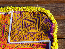 Carica l&#39;immagine nel visualizzatore di Gallery, vecchio tessuto indiano ricamato, pezzo unico lavorato a mano in ogni parte con filo cotone, filo argento e perline . tipico del gujarat, usato come decoro ed addobbo. Può essere impiegato anche come toppa..  dimensioni 19x19 spessore parte in perline 1cm peso 49 gr   disponibili vari colori e dimensioni contattare per info 0039 3338778241 info@etniko.it fb/ig &quot;etniko by crosato&quot;