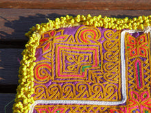 Carica l&#39;immagine nel visualizzatore di Gallery, vecchio tessuto indiano ricamato, pezzo unico lavorato a mano in ogni parte con filo cotone, filo argento e perline . tipico del gujarat, usato come decoro ed addobbo. Può essere impiegato anche come toppa..  dimensioni 19x19 spessore parte in perline 1cm peso 49 gr   disponibili vari colori e dimensioni contattare per info 0039 3338778241 info@etniko.it fb/ig &quot;etniko by crosato&quot;