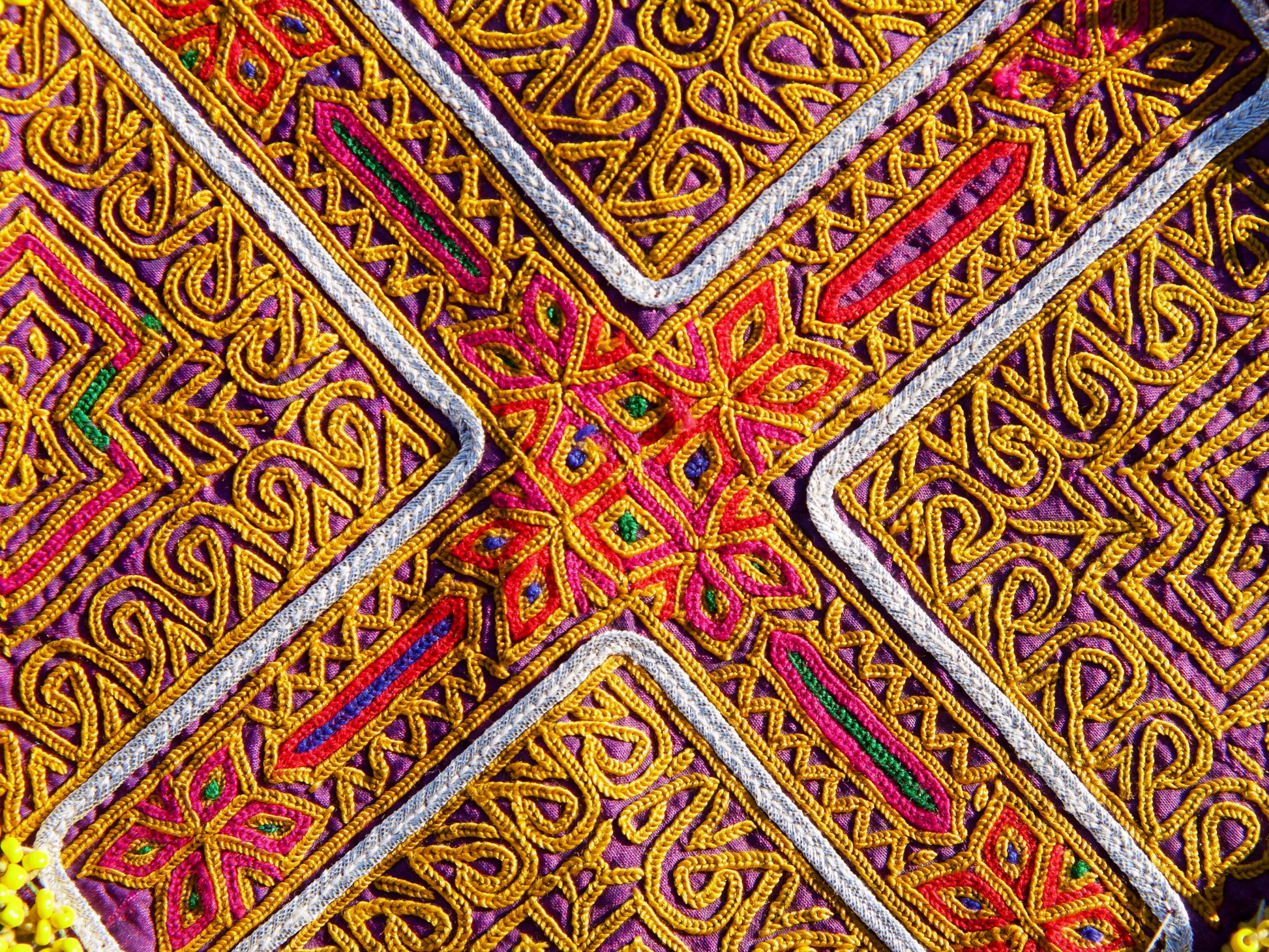 vecchio tessuto indiano ricamato, pezzo unico lavorato a mano in ogni parte con filo cotone, filo argento e perline . tipico del gujarat, usato come decoro ed addobbo. Può essere impiegato anche come toppa..  dimensioni 19x19 spessore parte in perline 1cm peso 49 gr   disponibili vari colori e dimensioni contattare per info 0039 3338778241 info@etniko.it fb/ig "etniko by crosato"