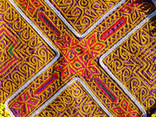Carica l&#39;immagine nel visualizzatore di Gallery, vecchio tessuto indiano ricamato, pezzo unico lavorato a mano in ogni parte con filo cotone, filo argento e perline . tipico del gujarat, usato come decoro ed addobbo. Può essere impiegato anche come toppa..  dimensioni 19x19 spessore parte in perline 1cm peso 49 gr   disponibili vari colori e dimensioni contattare per info 0039 3338778241 info@etniko.it fb/ig &quot;etniko by crosato&quot;