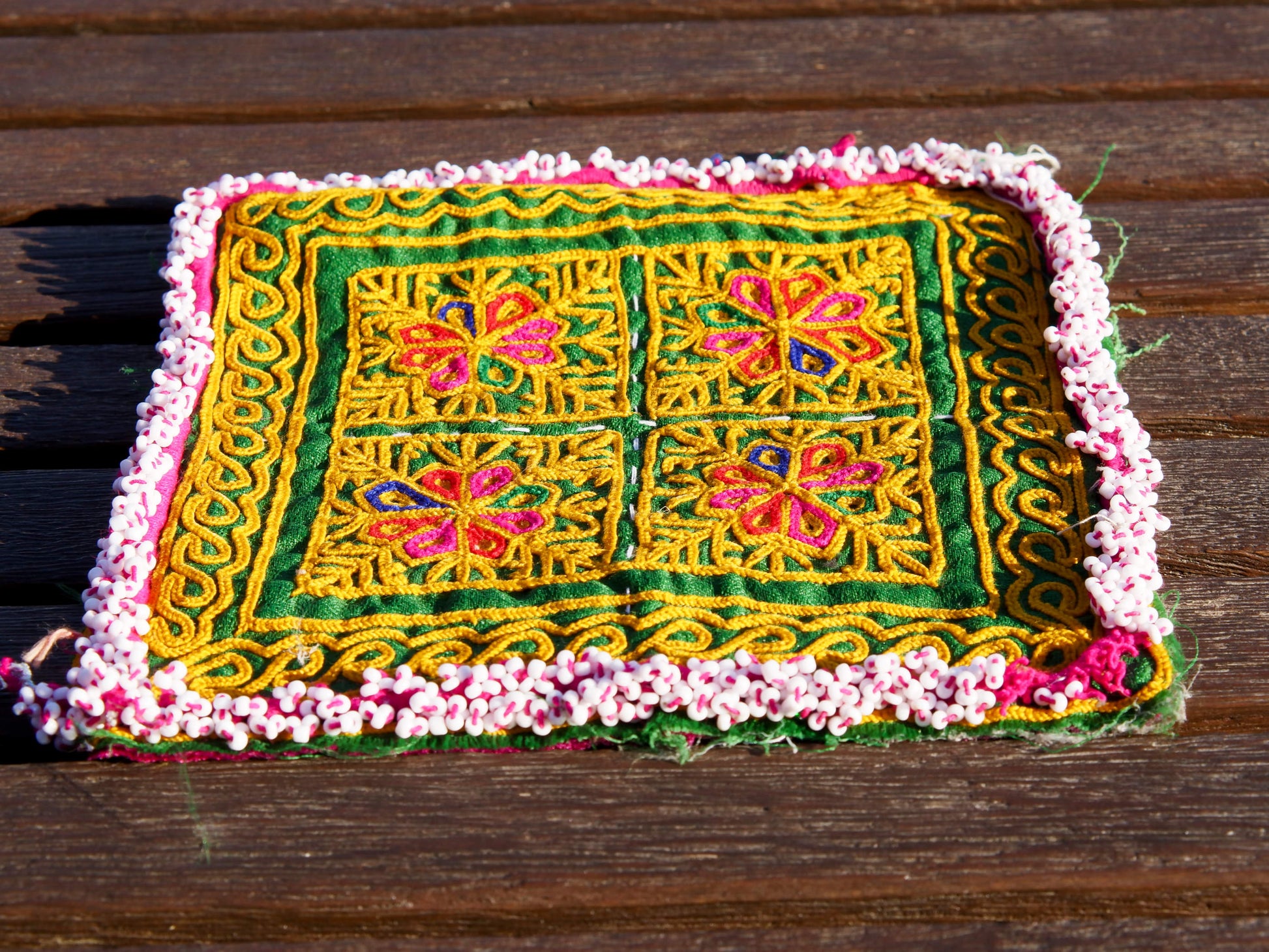 vecchio tessuto indiano ricamato, pezzo unico lavorato a mano in ogni parte con filo cotone e perline. tipico del gujarat, usato come decoro ed addobbo. Può essere impiegato anche come toppa..  dimensioni 19x19 spessore parte in perline 1cm peso 56 gr   disponibili vari colori e dimensioni contattare per info 0039 3338778241 info@etniko.it fb/ig "etniko by crosato"