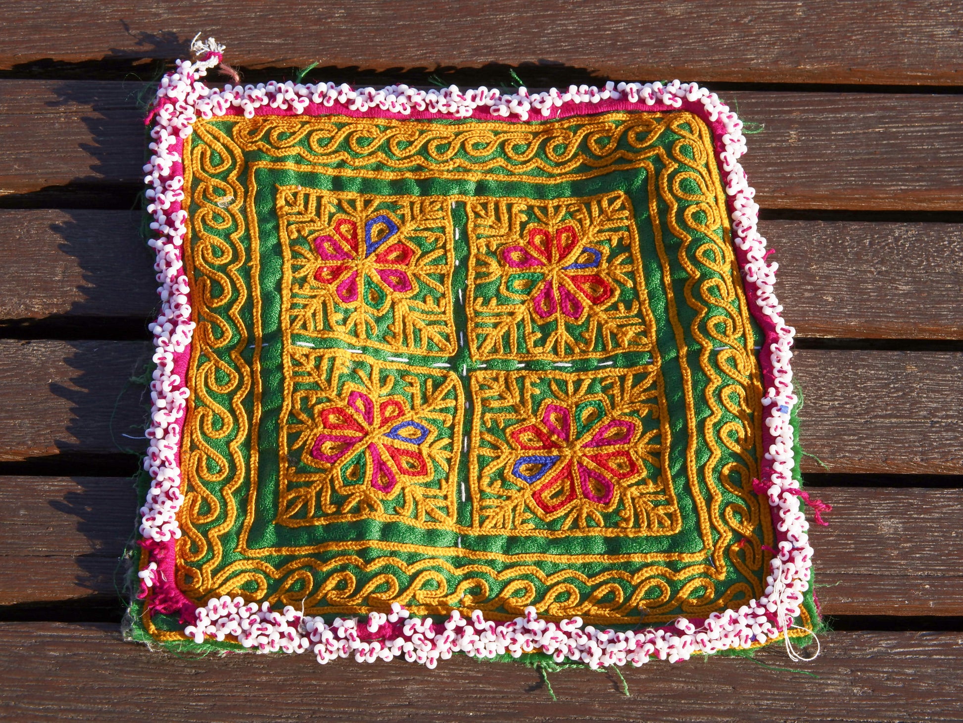 vecchio tessuto indiano ricamato, pezzo unico lavorato a mano in ogni parte con filo cotone e perline. tipico del gujarat, usato come decoro ed addobbo. Può essere impiegato anche come toppa..  dimensioni 19x19 spessore parte in perline 1cm peso 56 gr   disponibili vari colori e dimensioni contattare per info 0039 3338778241 info@etniko.it fb/ig "etniko by crosato"