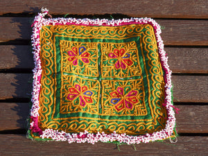 vecchio tessuto indiano ricamato, pezzo unico lavorato a mano in ogni parte con filo cotone e perline. tipico del gujarat, usato come decoro ed addobbo. Può essere impiegato anche come toppa..  dimensioni 19x19 spessore parte in perline 1cm peso 56 gr   disponibili vari colori e dimensioni contattare per info 0039 3338778241 info@etniko.it fb/ig "etniko by crosato"