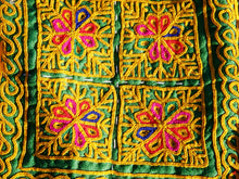 Carica l&#39;immagine nel visualizzatore di Gallery, vecchio tessuto indiano ricamato, pezzo unico lavorato a mano in ogni parte con filo cotone e perline. tipico del gujarat, usato come decoro ed addobbo. Può essere impiegato anche come toppa..  dimensioni 19x19 spessore parte in perline 1cm peso 56 gr   disponibili vari colori e dimensioni contattare per info 0039 3338778241 info@etniko.it fb/ig &quot;etniko by crosato&quot;