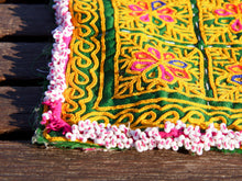 Carica l&#39;immagine nel visualizzatore di Gallery, vecchio tessuto indiano ricamato, pezzo unico lavorato a mano in ogni parte con filo cotone e perline. tipico del gujarat, usato come decoro ed addobbo. Può essere impiegato anche come toppa..  dimensioni 19x19 spessore parte in perline 1cm peso 56 gr   disponibili vari colori e dimensioni contattare per info 0039 3338778241 info@etniko.it fb/ig &quot;etniko by crosato&quot;