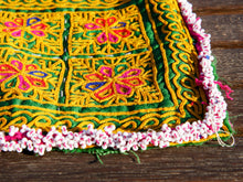 Carica l&#39;immagine nel visualizzatore di Gallery, vecchio tessuto indiano ricamato, pezzo unico lavorato a mano in ogni parte con filo cotone e perline. tipico del gujarat, usato come decoro ed addobbo. Può essere impiegato anche come toppa..  dimensioni 19x19 spessore parte in perline 1cm peso 56 gr   disponibili vari colori e dimensioni contattare per info 0039 3338778241 info@etniko.it fb/ig &quot;etniko by crosato&quot;
