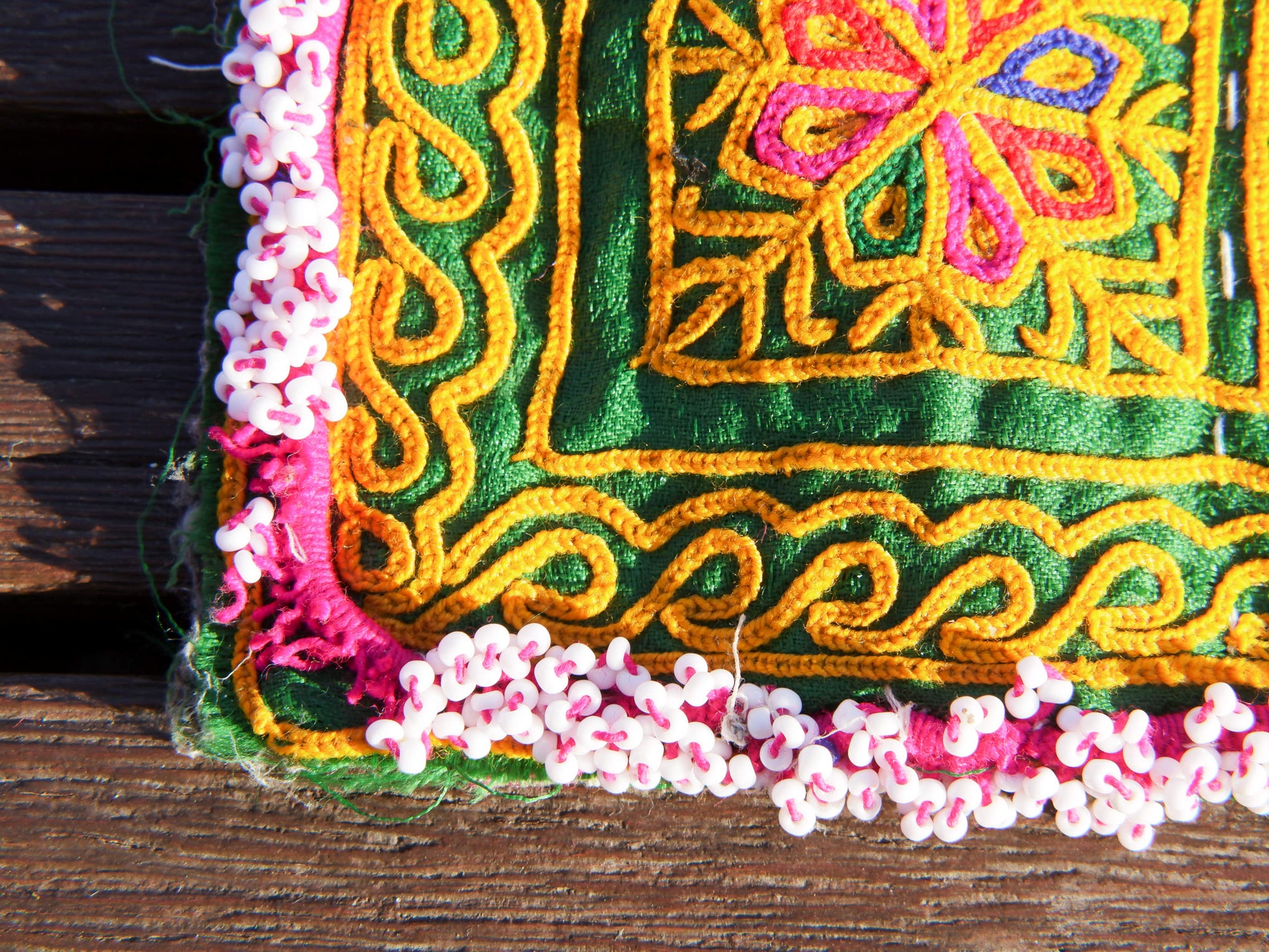 vecchio tessuto indiano ricamato, pezzo unico lavorato a mano in ogni parte con filo cotone e perline. tipico del gujarat, usato come decoro ed addobbo. Può essere impiegato anche come toppa..  dimensioni 19x19 spessore parte in perline 1cm peso 56 gr   disponibili vari colori e dimensioni contattare per info 0039 3338778241 info@etniko.it fb/ig "etniko by crosato"