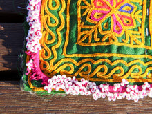 Carica l&#39;immagine nel visualizzatore di Gallery, vecchio tessuto indiano ricamato, pezzo unico lavorato a mano in ogni parte con filo cotone e perline. tipico del gujarat, usato come decoro ed addobbo. Può essere impiegato anche come toppa..  dimensioni 19x19 spessore parte in perline 1cm peso 56 gr   disponibili vari colori e dimensioni contattare per info 0039 3338778241 info@etniko.it fb/ig &quot;etniko by crosato&quot;