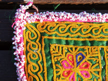 Carica l&#39;immagine nel visualizzatore di Gallery, vecchio tessuto indiano ricamato, pezzo unico lavorato a mano in ogni parte con filo cotone e perline. tipico del gujarat, usato come decoro ed addobbo. Può essere impiegato anche come toppa..  dimensioni 19x19 spessore parte in perline 1cm peso 56 gr   disponibili vari colori e dimensioni contattare per info 0039 3338778241 info@etniko.it fb/ig &quot;etniko by crosato&quot;