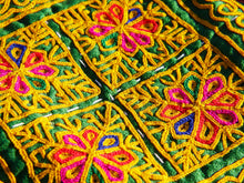 Carica l&#39;immagine nel visualizzatore di Gallery, vecchio tessuto indiano ricamato, pezzo unico lavorato a mano in ogni parte con filo cotone e perline. tipico del gujarat, usato come decoro ed addobbo. Può essere impiegato anche come toppa..  dimensioni 19x19 spessore parte in perline 1cm peso 56 gr   disponibili vari colori e dimensioni contattare per info 0039 3338778241 info@etniko.it fb/ig &quot;etniko by crosato&quot;