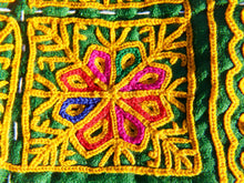 Carica l&#39;immagine nel visualizzatore di Gallery, vecchio tessuto indiano ricamato, pezzo unico lavorato a mano in ogni parte con filo cotone e perline. tipico del gujarat, usato come decoro ed addobbo. Può essere impiegato anche come toppa..  dimensioni 19x19 spessore parte in perline 1cm peso 56 gr   disponibili vari colori e dimensioni contattare per info 0039 3338778241 info@etniko.it fb/ig &quot;etniko by crosato&quot;