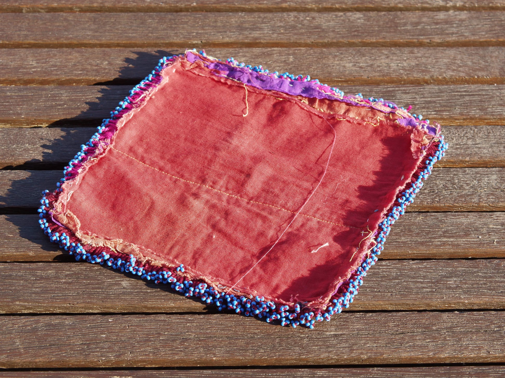 vecchio tessuto indiano ricamato, pezzo unico lavorato a mano in ogni parte con filo cotone, filo argento e perline . tipico del gujarat, usato come decoro ed addobbo.  Può essere impiegato anche come toppa..  dimensioni 22x22  spessore parte in perline 1cm peso 76 gr .   disponibili vari colori e dimensioni  contattare per info  0039 3338778241 info@etniko.it fb/ig   "etniko by crosato"