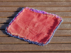 vecchio tessuto indiano ricamato, pezzo unico lavorato a mano in ogni parte con filo cotone, filo argento e perline . tipico del gujarat, usato come decoro ed addobbo.  Può essere impiegato anche come toppa..  dimensioni 22x22  spessore parte in perline 1cm peso 76 gr .   disponibili vari colori e dimensioni  contattare per info  0039 3338778241 info@etniko.it fb/ig   "etniko by crosato"