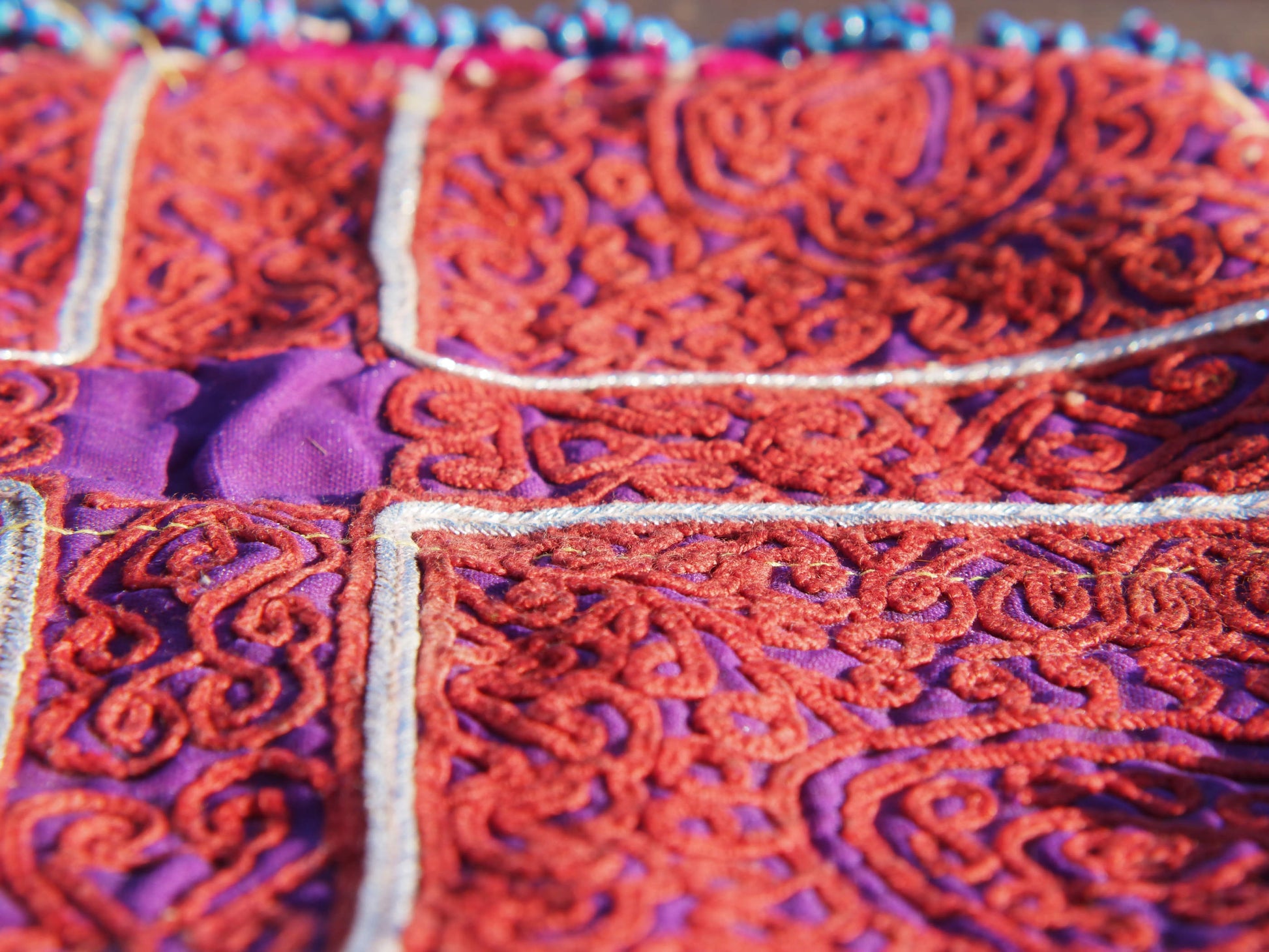vecchio tessuto indiano ricamato, pezzo unico lavorato a mano in ogni parte con filo cotone, filo argento e perline . tipico del gujarat, usato come decoro ed addobbo.  Può essere impiegato anche come toppa..  dimensioni 22x22  spessore parte in perline 1cm peso 76 gr .   disponibili vari colori e dimensioni  contattare per info  0039 3338778241 info@etniko.it fb/ig   "etniko by crosato"