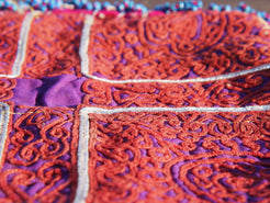 vecchio tessuto indiano ricamato, pezzo unico lavorato a mano in ogni parte con filo cotone, filo argento e perline . tipico del gujarat, usato come decoro ed addobbo.  Può essere impiegato anche come toppa..  dimensioni 22x22  spessore parte in perline 1cm peso 76 gr .   disponibili vari colori e dimensioni  contattare per info  0039 3338778241 info@etniko.it fb/ig   "etniko by crosato"