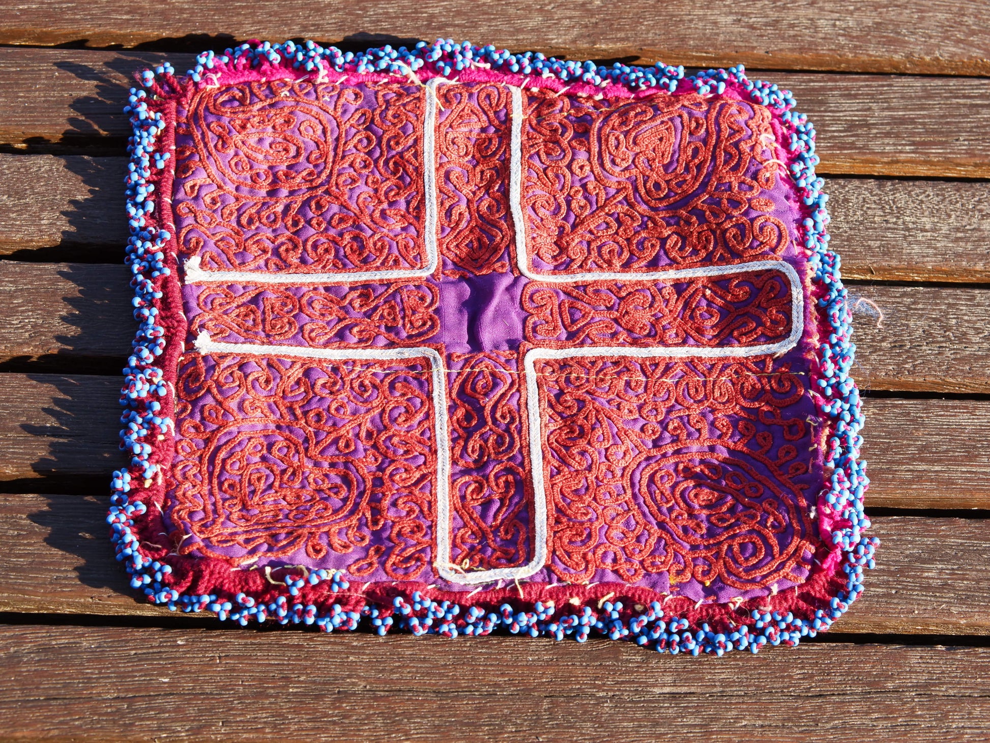 vecchio tessuto indiano ricamato, pezzo unico lavorato a mano in ogni parte con filo cotone, filo argento e perline . tipico del gujarat, usato come decoro ed addobbo.  Può essere impiegato anche come toppa..  dimensioni 22x22  spessore parte in perline 1cm peso 76 gr .   disponibili vari colori e dimensioni  contattare per info  0039 3338778241 info@etniko.it fb/ig   "etniko by crosato"