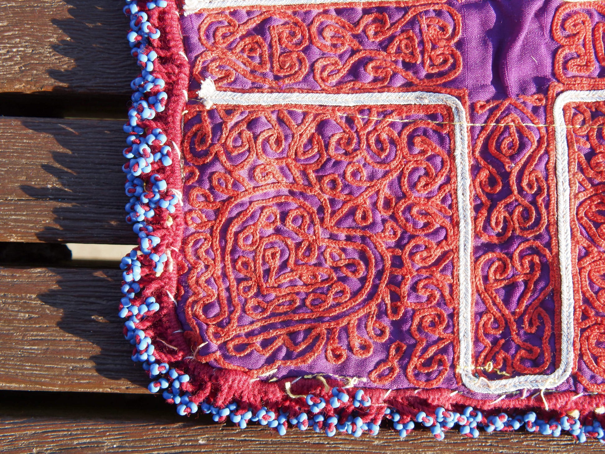 vecchio tessuto indiano ricamato, pezzo unico lavorato a mano in ogni parte con filo cotone, filo argento e perline . tipico del gujarat, usato come decoro ed addobbo.  Può essere impiegato anche come toppa..  dimensioni 22x22  spessore parte in perline 1cm peso 76 gr .   disponibili vari colori e dimensioni  contattare per info  0039 3338778241 info@etniko.it fb/ig   "etniko by crosato"
