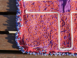 vecchio tessuto indiano ricamato, pezzo unico lavorato a mano in ogni parte con filo cotone, filo argento e perline . tipico del gujarat, usato come decoro ed addobbo.  Può essere impiegato anche come toppa..  dimensioni 22x22  spessore parte in perline 1cm peso 76 gr .   disponibili vari colori e dimensioni  contattare per info  0039 3338778241 info@etniko.it fb/ig   "etniko by crosato"