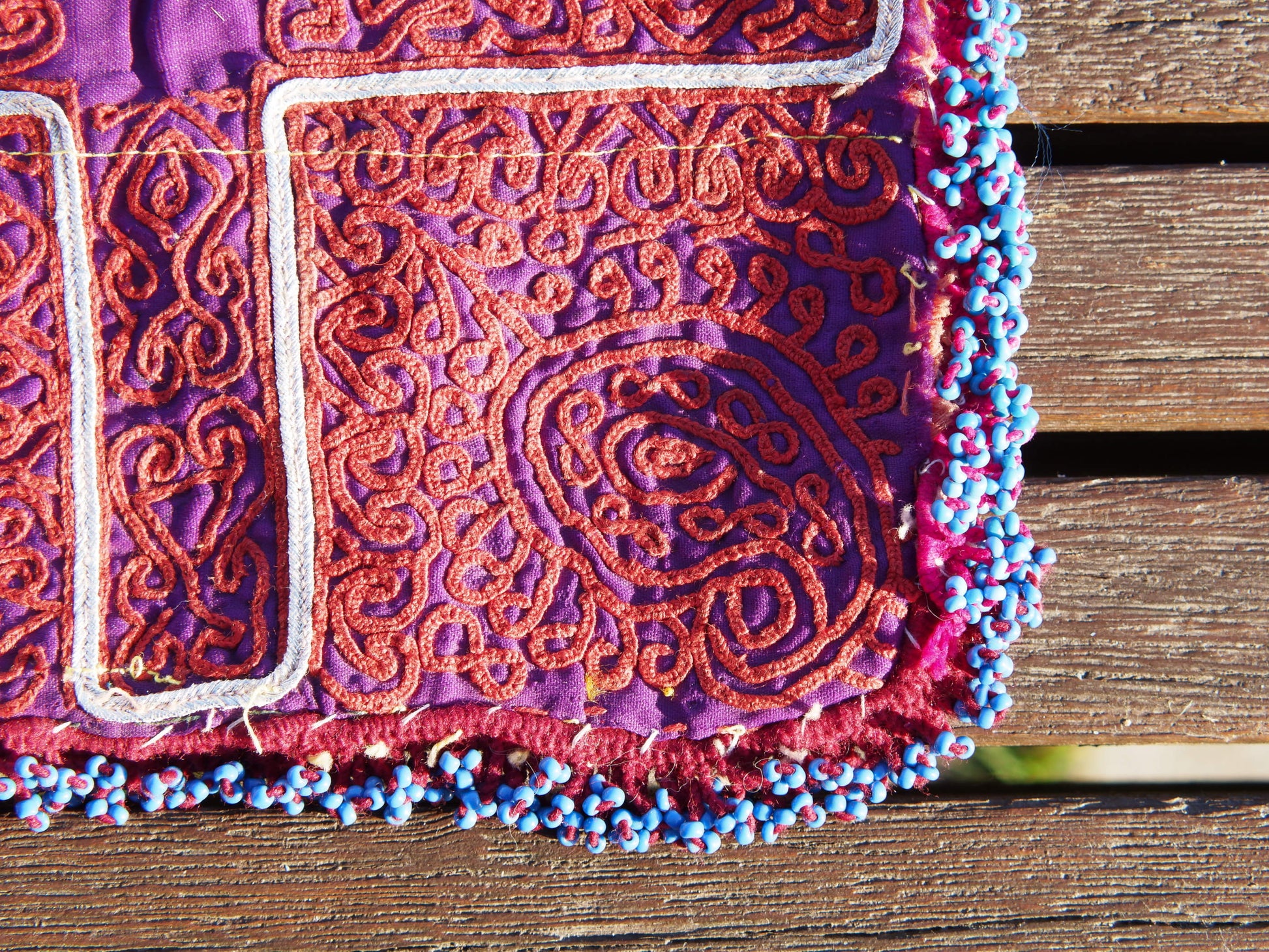 vecchio tessuto indiano ricamato, pezzo unico lavorato a mano in ogni parte con filo cotone, filo argento e perline . tipico del gujarat, usato come decoro ed addobbo.  Può essere impiegato anche come toppa..  dimensioni 22x22  spessore parte in perline 1cm peso 76 gr .   disponibili vari colori e dimensioni  contattare per info  0039 3338778241 info@etniko.it fb/ig   "etniko by crosato"