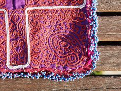 vecchio tessuto indiano ricamato, pezzo unico lavorato a mano in ogni parte con filo cotone, filo argento e perline . tipico del gujarat, usato come decoro ed addobbo.  Può essere impiegato anche come toppa..  dimensioni 22x22  spessore parte in perline 1cm peso 76 gr .   disponibili vari colori e dimensioni  contattare per info  0039 3338778241 info@etniko.it fb/ig   "etniko by crosato"