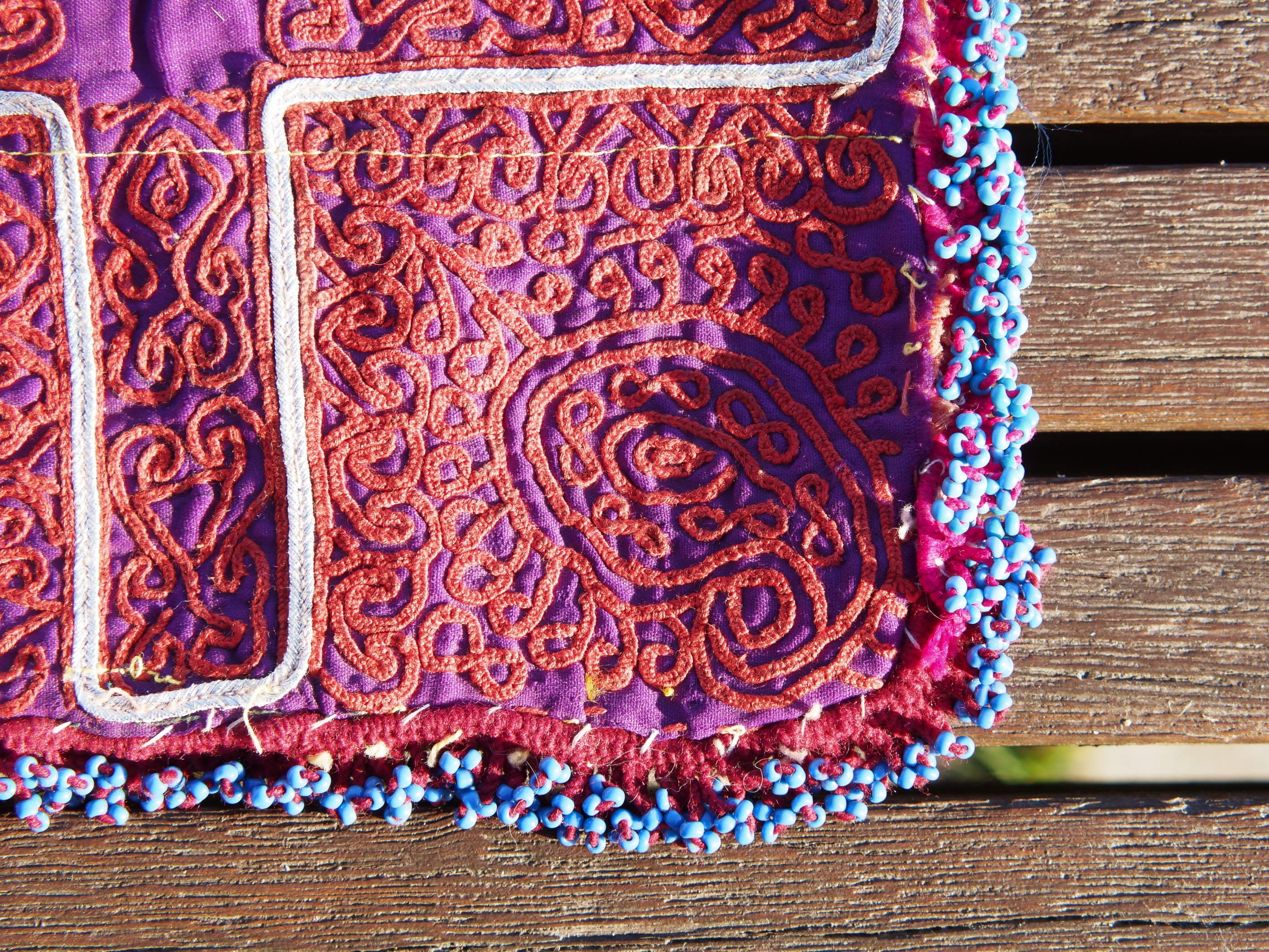 vecchio tessuto indiano ricamato, pezzo unico lavorato a mano in ogni parte con filo cotone, filo argento e perline . tipico del gujarat, usato come decoro ed addobbo.  Può essere impiegato anche come toppa..  dimensioni 22x22  spessore parte in perline 1cm peso 76 gr .   disponibili vari colori e dimensioni  contattare per info  0039 3338778241 info@etniko.it fb/ig   "etniko by crosato"