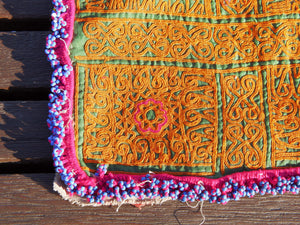 vecchio tessuto indiano ricamato, pezzo unico lavorato a mano in ogni parte con filo cotone e perline. tipico del gujarat, usato come decoro ed addobbo. Può essere impiegato anche come toppa..  dimensioni 23x20 spessore parte in perline 1cm peso 67 gr   disponibili vari colori e dimensioni contattare per info 0039 3338778241 info@etniko.it fb/ig "etniko by crosato"