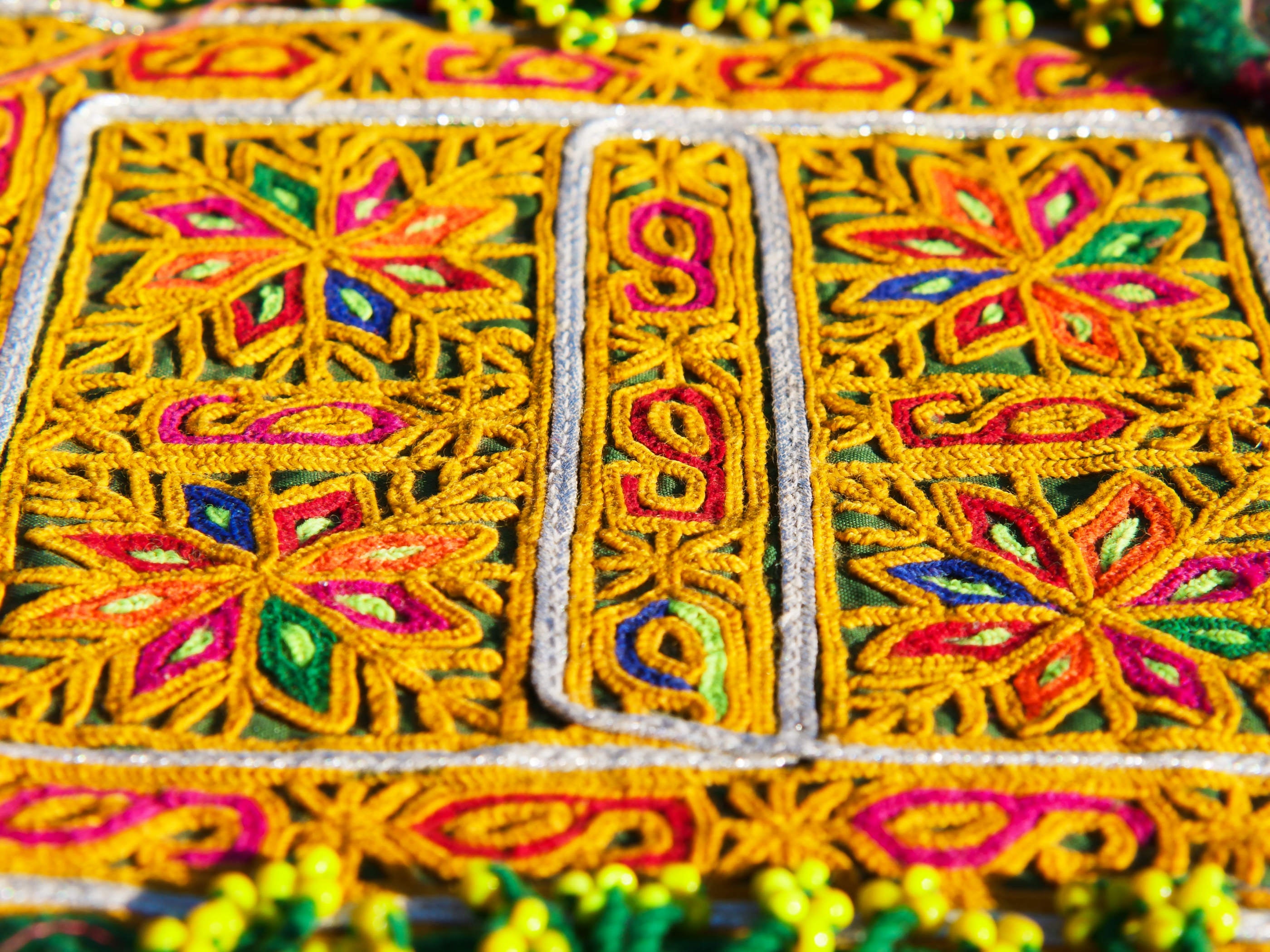 vecchio tessuto indiano ricamato, pezzo unico lavorato a mano in ogni parte con filo cotone, filo argento e perline . tipico del gujarat, usato come decoro ed addobbo. Può essere impiegato anche come toppa..  dimensioni 20x20 spessore parte in perline 1cm peso 72 gr .   disponibili vari colori e dimensioni contattare per info 0039 3338778241 info@etniko.it fb/ig "etniko by crosato"