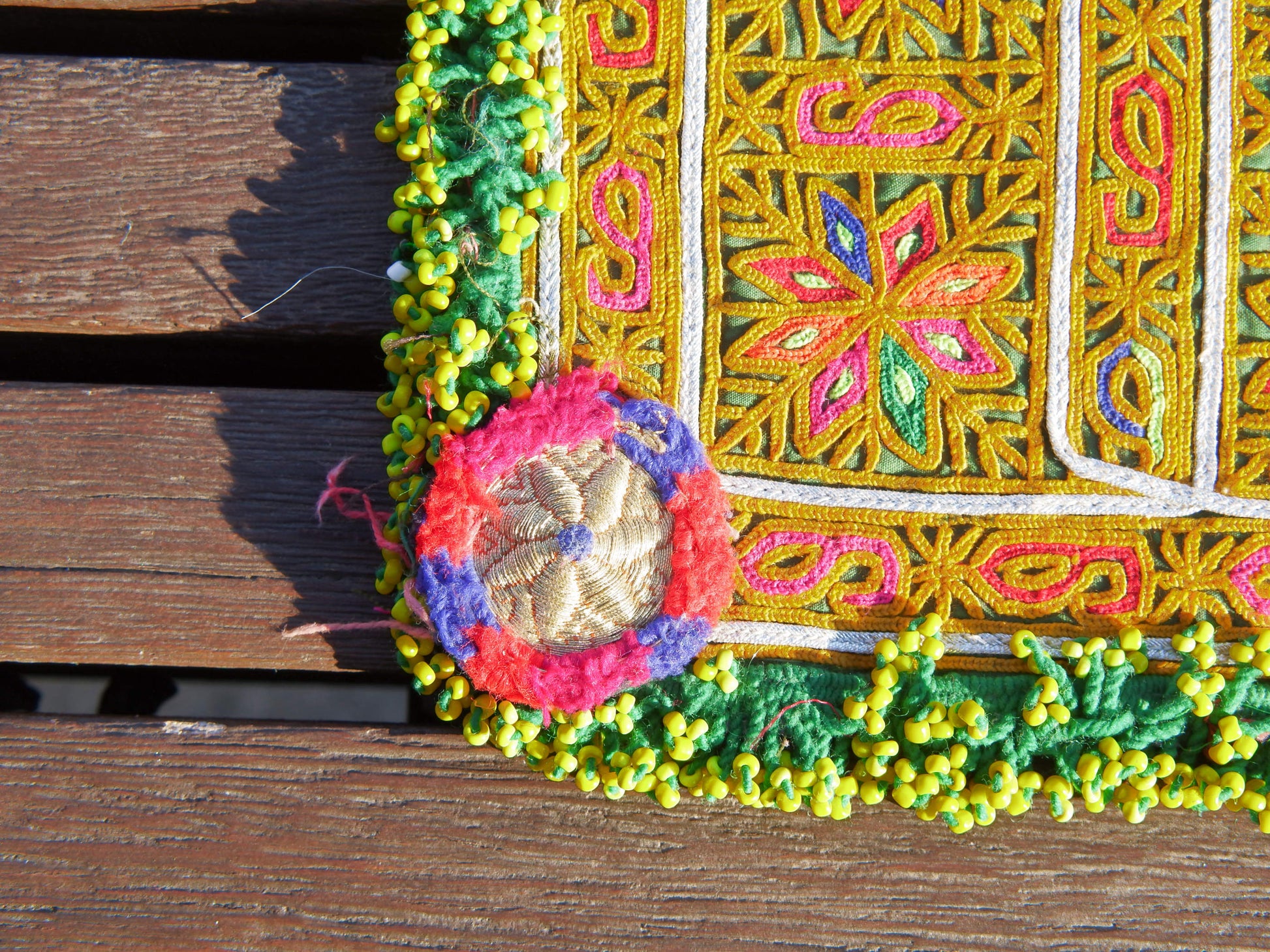 vecchio tessuto indiano ricamato, pezzo unico lavorato a mano in ogni parte con filo cotone, filo argento e perline . tipico del gujarat, usato come decoro ed addobbo. Può essere impiegato anche come toppa..  dimensioni 20x20 spessore parte in perline 1cm peso 72 gr .   disponibili vari colori e dimensioni contattare per info 0039 3338778241 info@etniko.it fb/ig "etniko by crosato"