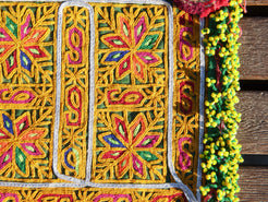 vecchio tessuto indiano ricamato, pezzo unico lavorato a mano in ogni parte con filo cotone, filo argento e perline . tipico del gujarat, usato come decoro ed addobbo. Può essere impiegato anche come toppa..  dimensioni 20x20 spessore parte in perline 1cm peso 72 gr .   disponibili vari colori e dimensioni contattare per info 0039 3338778241 info@etniko.it fb/ig "etniko by crosato"