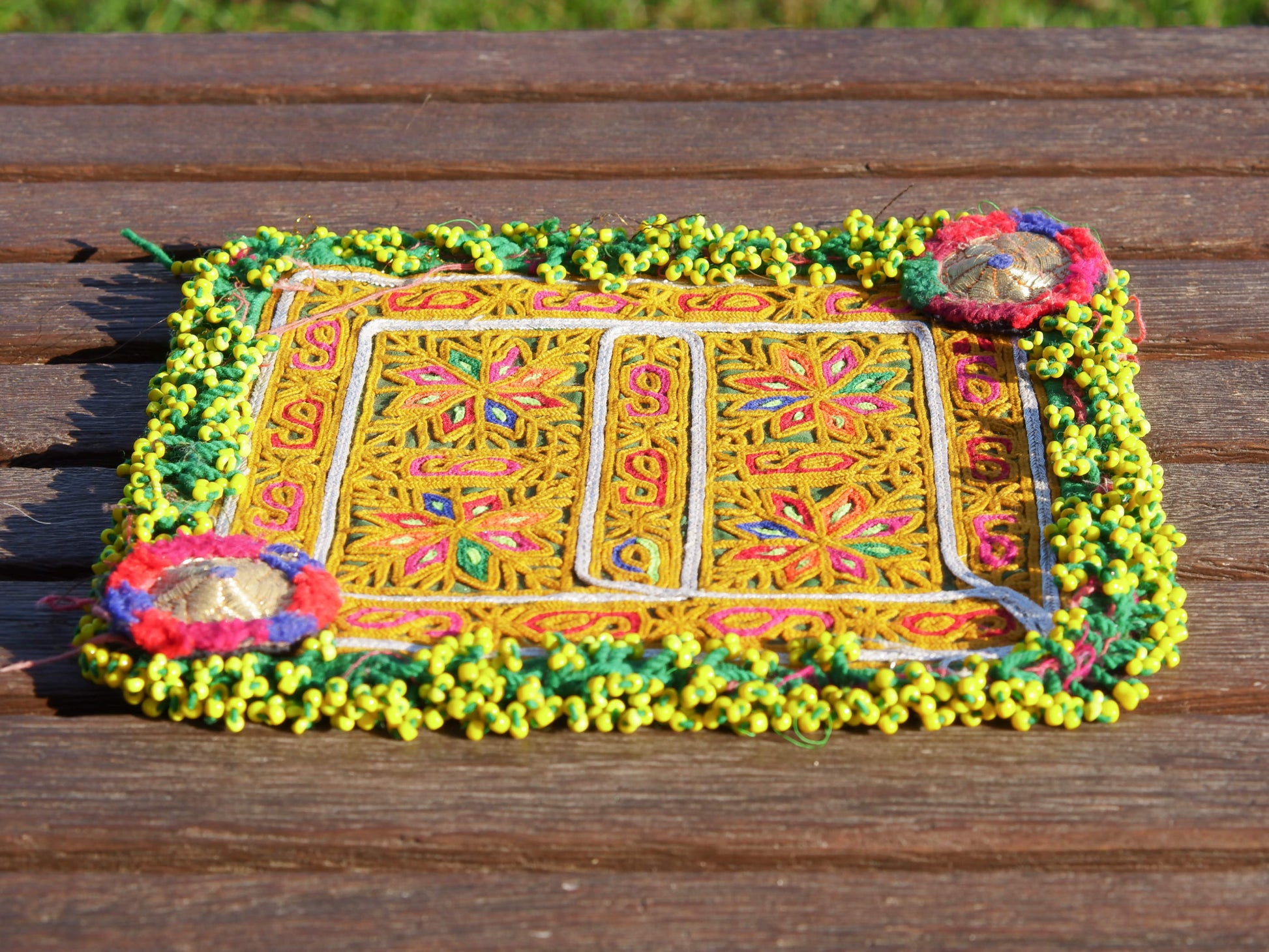 vecchio tessuto indiano ricamato, pezzo unico lavorato a mano in ogni parte con filo cotone, filo argento e perline . tipico del gujarat, usato come decoro ed addobbo. Può essere impiegato anche come toppa..  dimensioni 20x20 spessore parte in perline 1cm peso 72 gr .   disponibili vari colori e dimensioni contattare per info 0039 3338778241 info@etniko.it fb/ig "etniko by crosato"