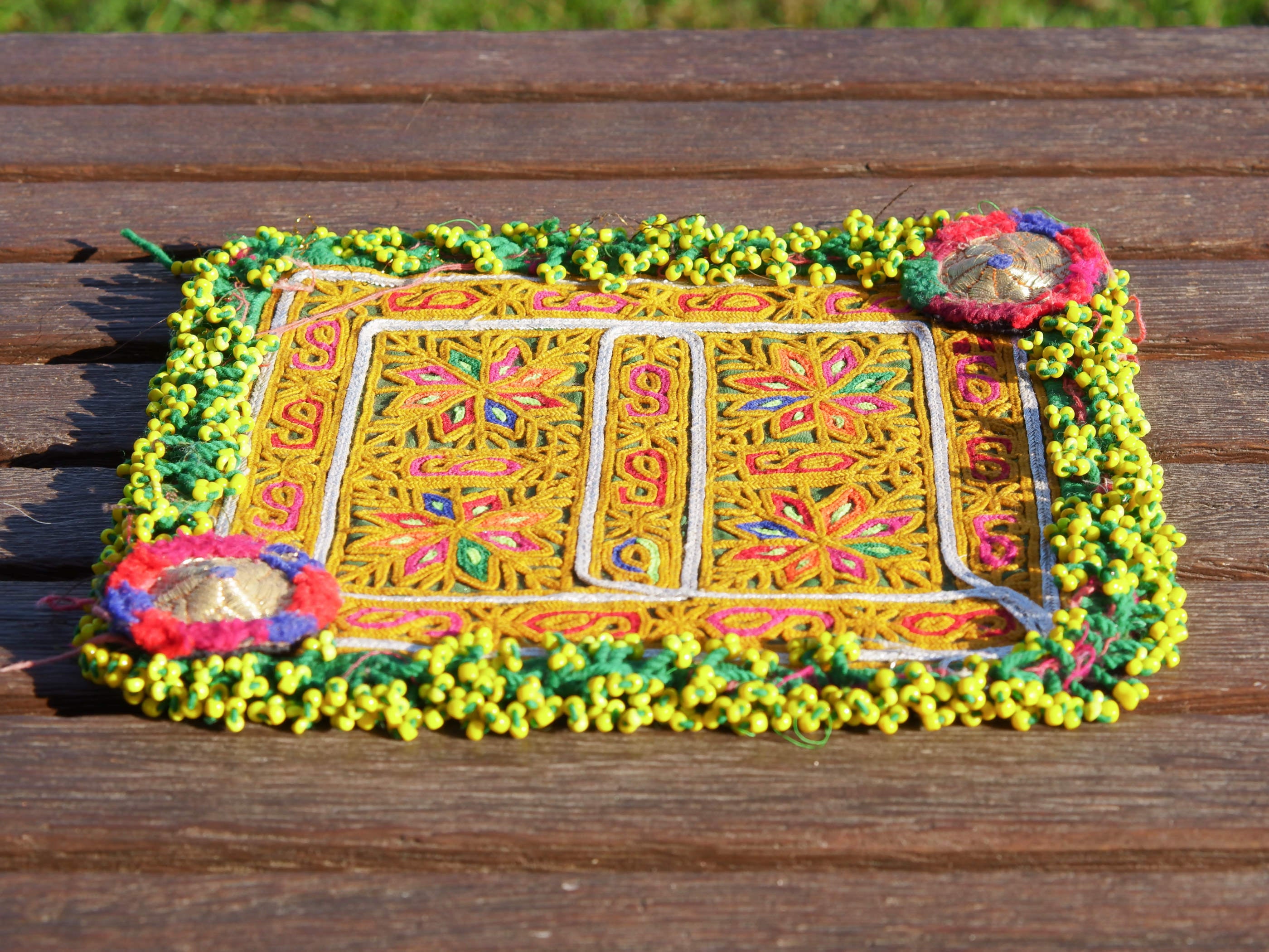 vecchio tessuto indiano ricamato, pezzo unico lavorato a mano in ogni parte con filo cotone, filo argento e perline . tipico del gujarat, usato come decoro ed addobbo. Può essere impiegato anche come toppa..  dimensioni 20x20 spessore parte in perline 1cm peso 72 gr .   disponibili vari colori e dimensioni contattare per info 0039 3338778241 info@etniko.it fb/ig "etniko by crosato"