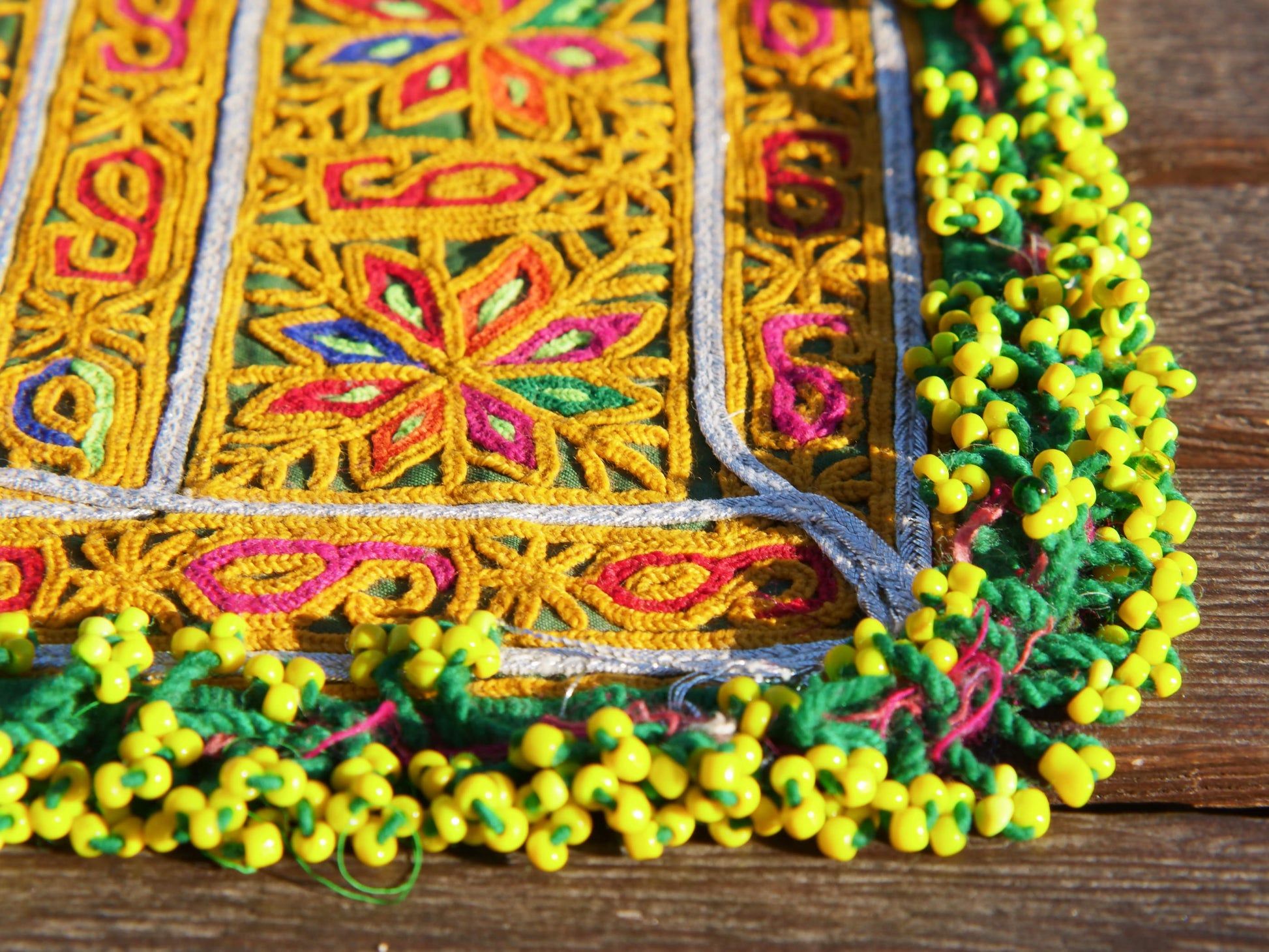 vecchio tessuto indiano ricamato, pezzo unico lavorato a mano in ogni parte con filo cotone, filo argento e perline . tipico del gujarat, usato come decoro ed addobbo. Può essere impiegato anche come toppa..  dimensioni 20x20 spessore parte in perline 1cm peso 72 gr .   disponibili vari colori e dimensioni contattare per info 0039 3338778241 info@etniko.it fb/ig "etniko by crosato"