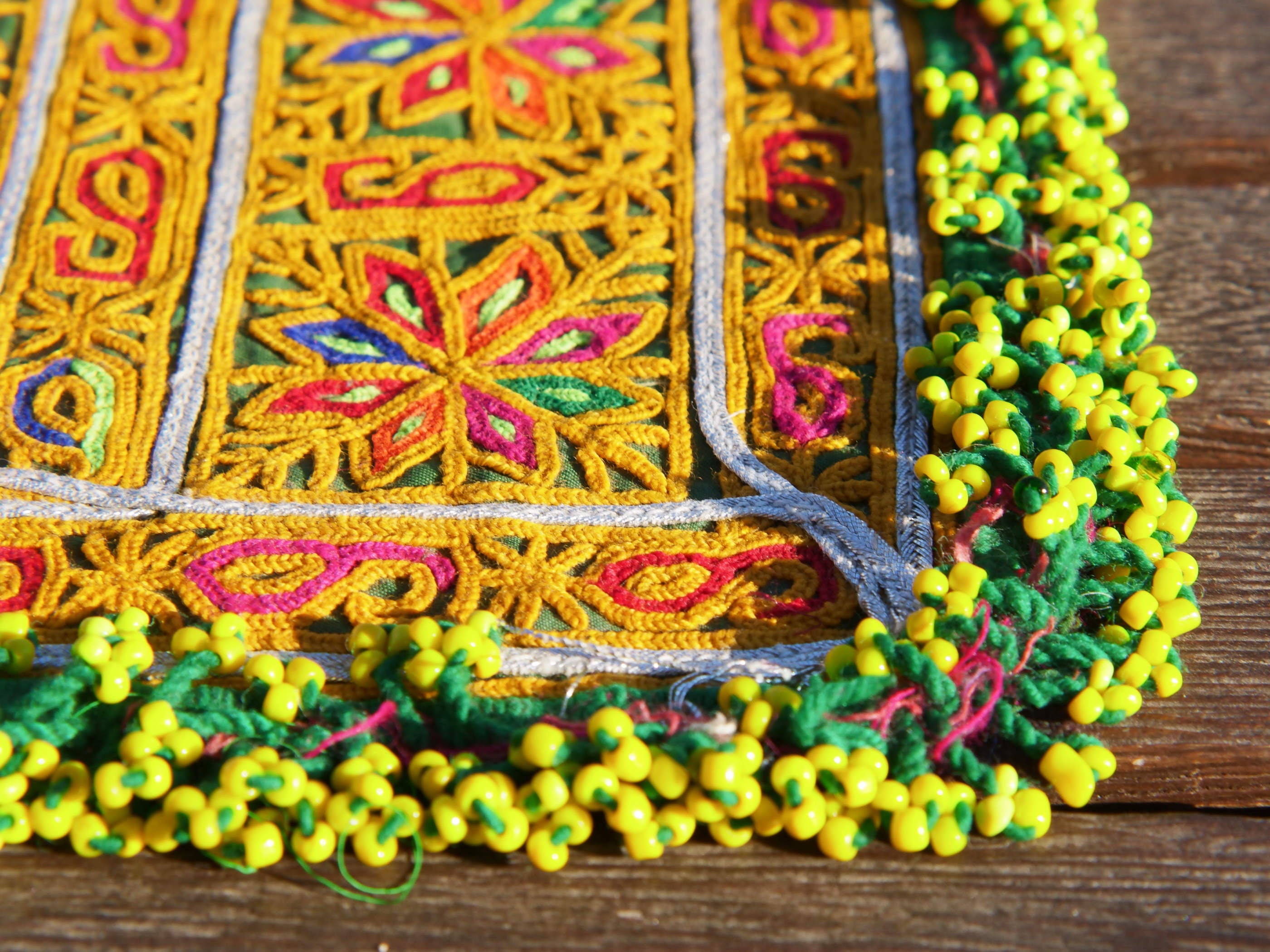 vecchio tessuto indiano ricamato, pezzo unico lavorato a mano in ogni parte con filo cotone, filo argento e perline . tipico del gujarat, usato come decoro ed addobbo. Può essere impiegato anche come toppa..  dimensioni 20x20 spessore parte in perline 1cm peso 72 gr .   disponibili vari colori e dimensioni contattare per info 0039 3338778241 info@etniko.it fb/ig "etniko by crosato"